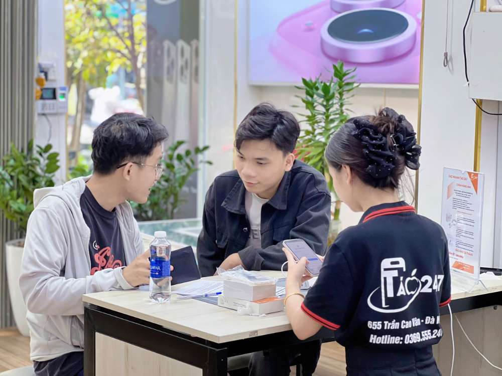 Nhân viên Táo 247 Hồ Chí Minh tư vấn khách hàng mua iPhone chính hãng – dịch vụ tận tâm, giá tốt, bảo hành dài hạn.