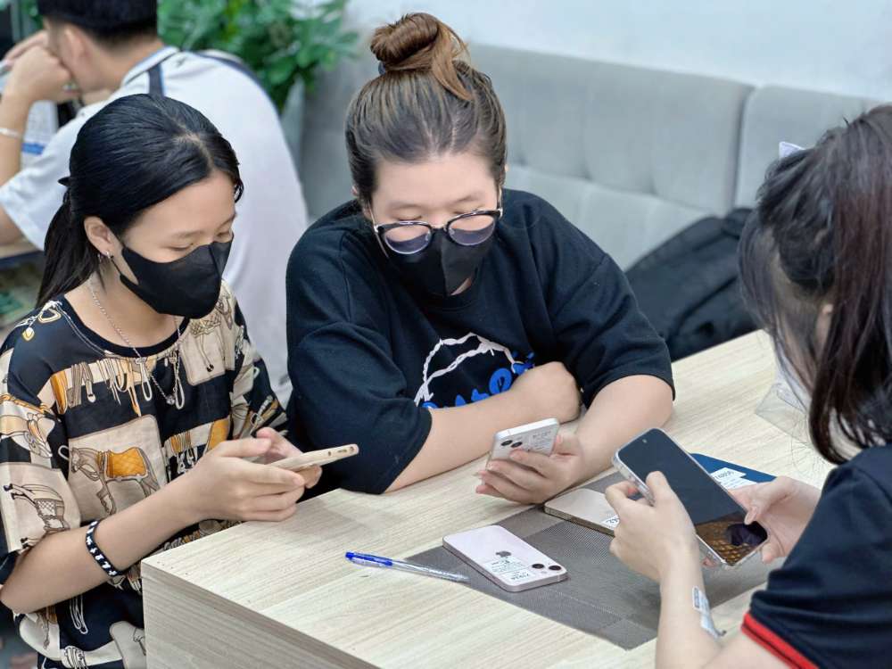 Khách hàng trải nghiệm iPhone cũ giá tốt Hồ Chí Minh tại Táo 247 Gò Vấp.