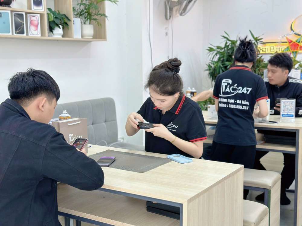 iPhone Cũ Trả Góp Hồ Chí Minh – Nhân viên Táo 247 kiểm tra máy trước khi giao cho khách
