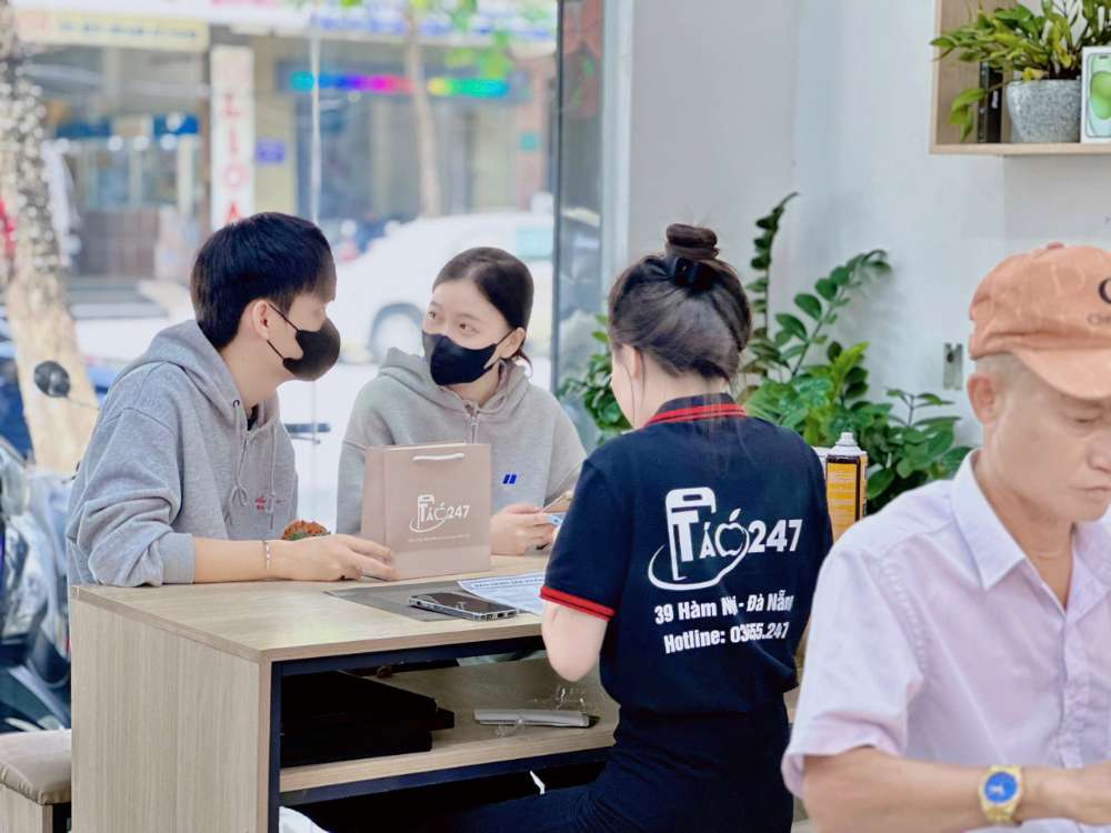 Nhân viên Táo 247 Hồ Chí Minh tư vấn khách hàng mua iPhone cũ giá tốt.