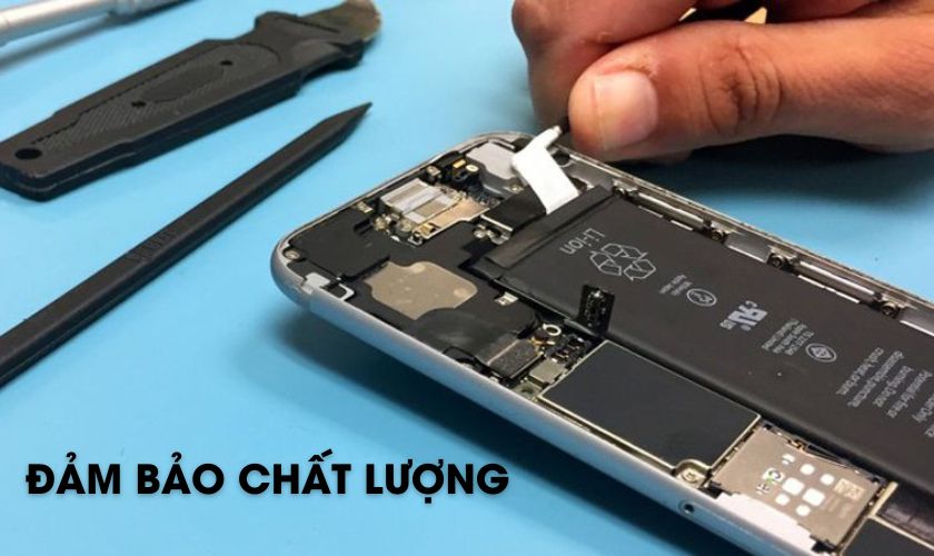 Cận cảnh thay pin iPhone chính hãng Đà Nẵng tại Táo 247 – cam kết pin zin, đảm bảo chất lượng, không lo chai pin nhanh.