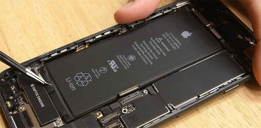 Thay pin iPhone Đà Nẵng chuyên nghiệp – quy trình tháo pin an toàn tại Táo 247.