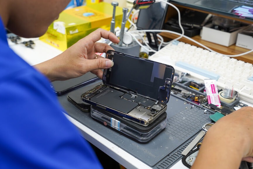 Kỹ thuật viên đang thay pin iPhone chính hãng Đà Nẵng tại Táo 247 – quy trình chuyên nghiệp, đảm bảo an toàn cho thiết bị.