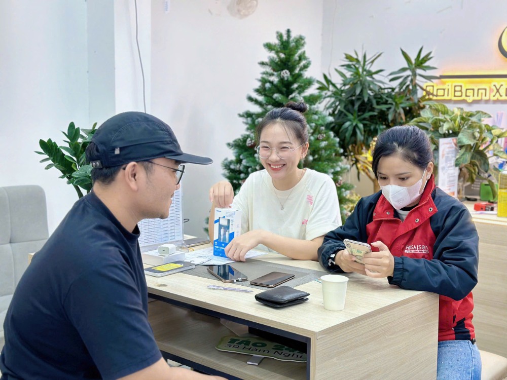 Cửa hàng iPhone Đà Nẵng – Nhân viên Táo 247 tư vấn thay pin, ép kính, sửa iPhone tận tâm, chuyên nghiệp