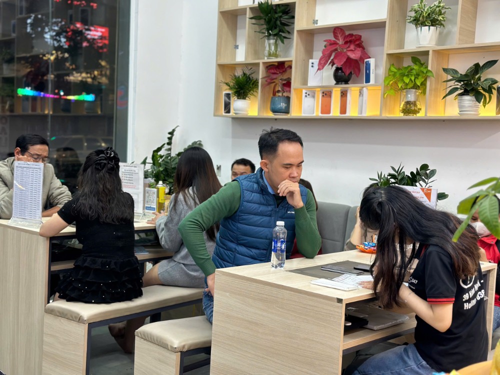 Cửa hàng iPhone Đà Nẵng uy tín – Khách hàng trải nghiệm dịch vụ, mua iPhone cũ mới tại Táo 247