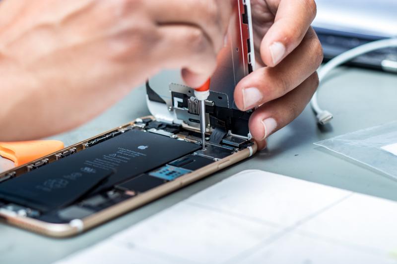 Kỹ thuật viên đang thay pin iPhone chính hãng Đà Nẵng tại Táo 247 – sử dụng pin zin EU, thao tác tỉ mỉ, đảm bảo an toàn tuyệt đối.