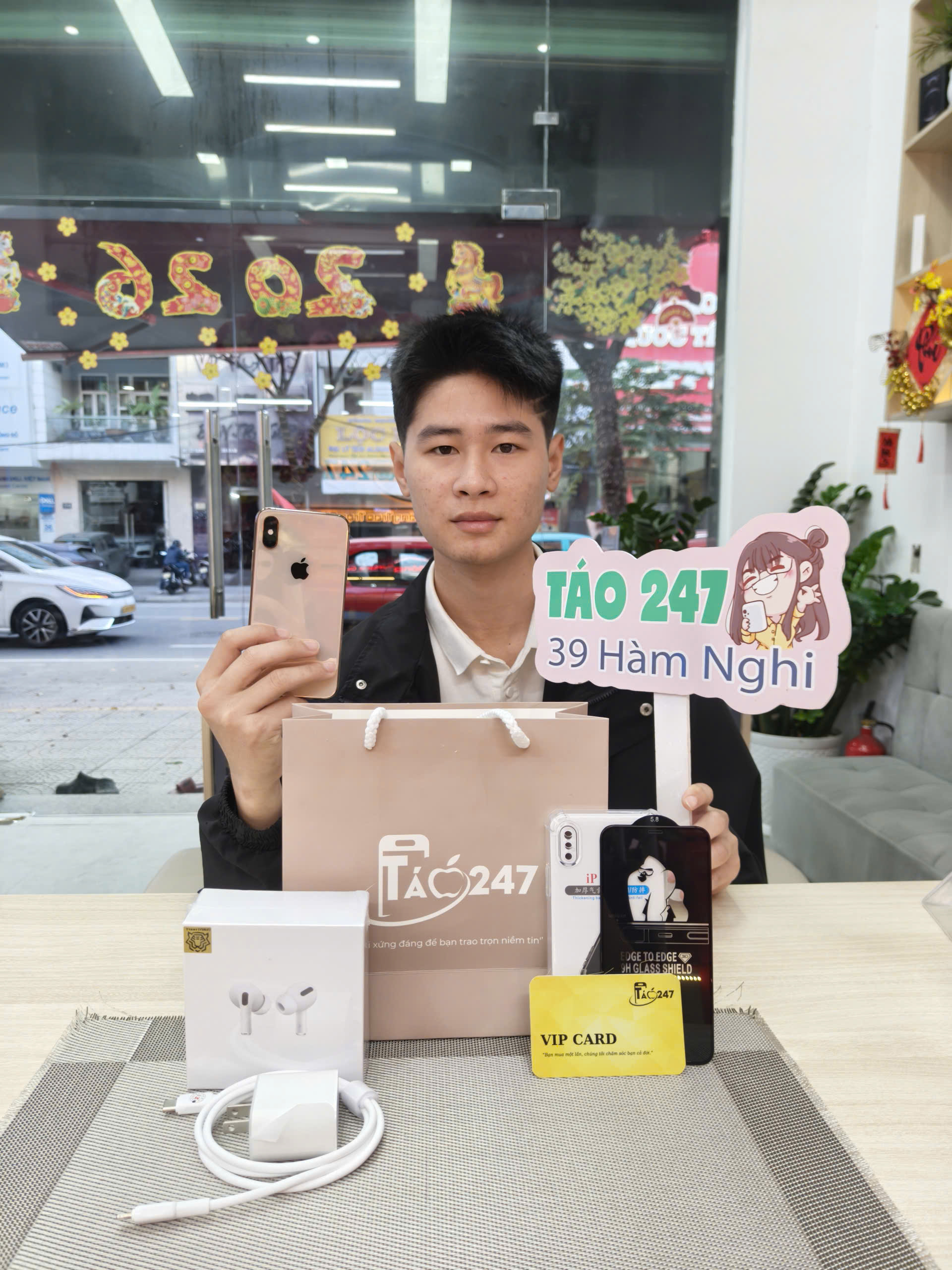 Khách hàng mua iPhone tại Táo 247 và hài lòng với sản phẩm
