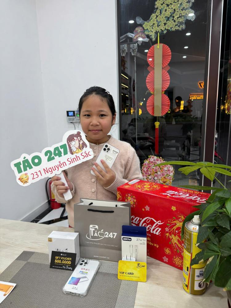 Khách hàng nhận iPhone 12 Pro tại cửa hàng Táo 247 Đà Nẵng
