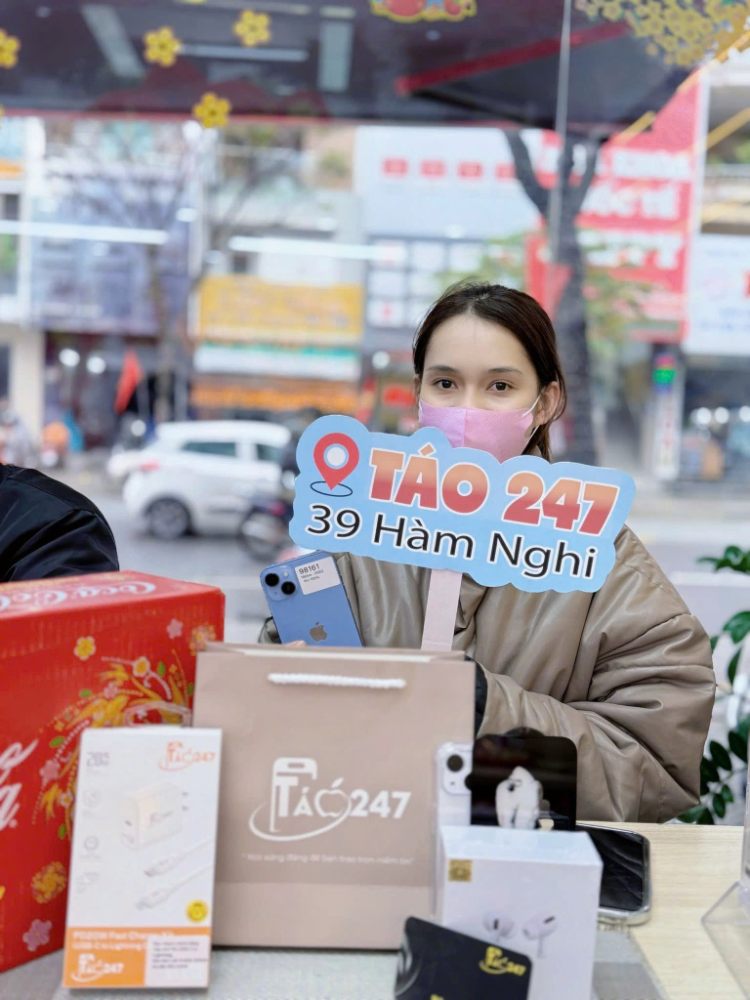 Bàn giao iPhone 14 Plus cho khách hàng tại cửa hàng Táo 247 Đà Nẵng