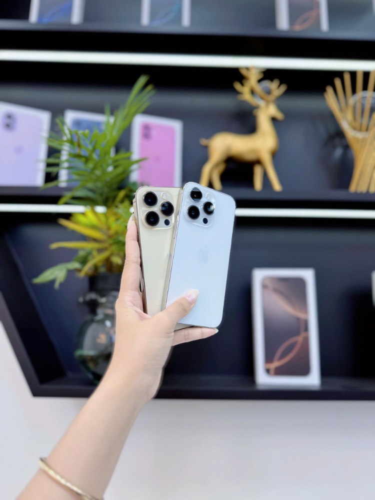 iPhone 14 Pro cũ like new cầm trên tay tại cửa hàng Táo 247 Đà Nẵng