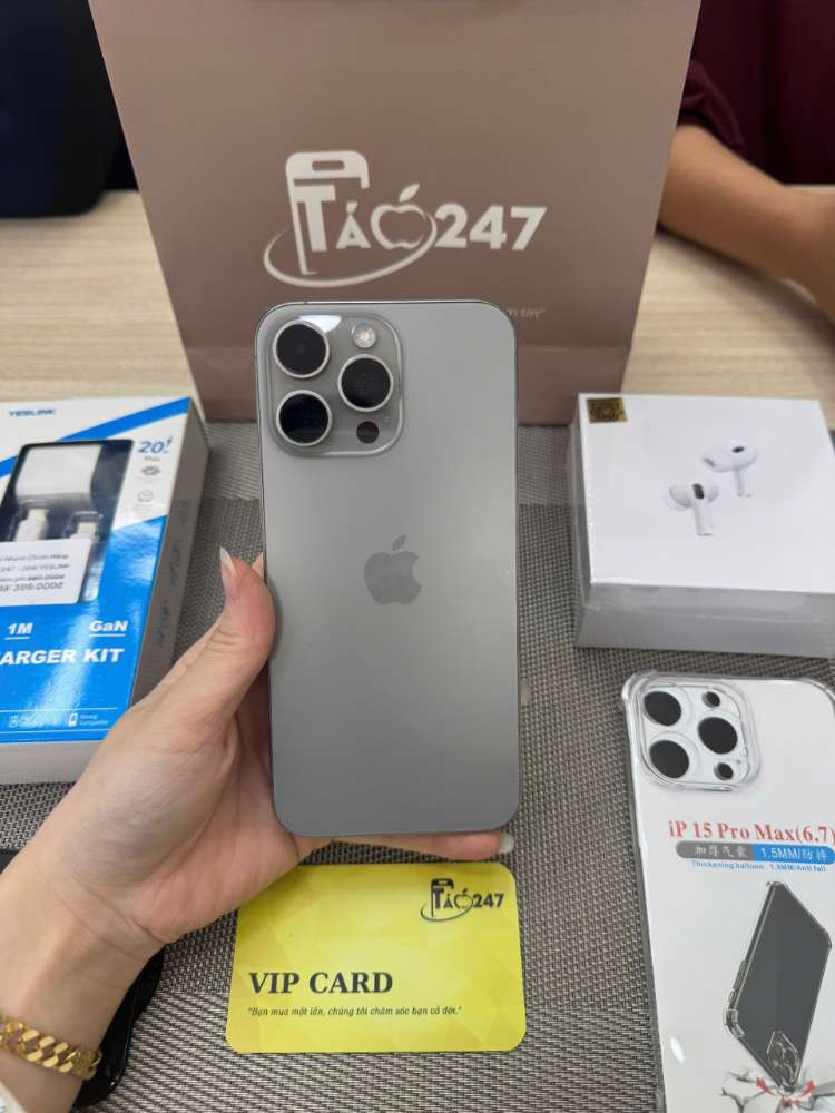 iPhone 15 Pro Max cũ like new cầm trên tay tại cửa hàng Táo 247 Đà Nẵng