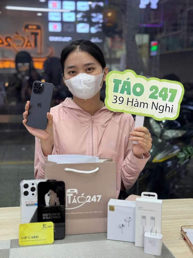 Khách hàng nhận iPhone 15 Pro Max tại cửa hàng Táo 247 Đà Nẵng