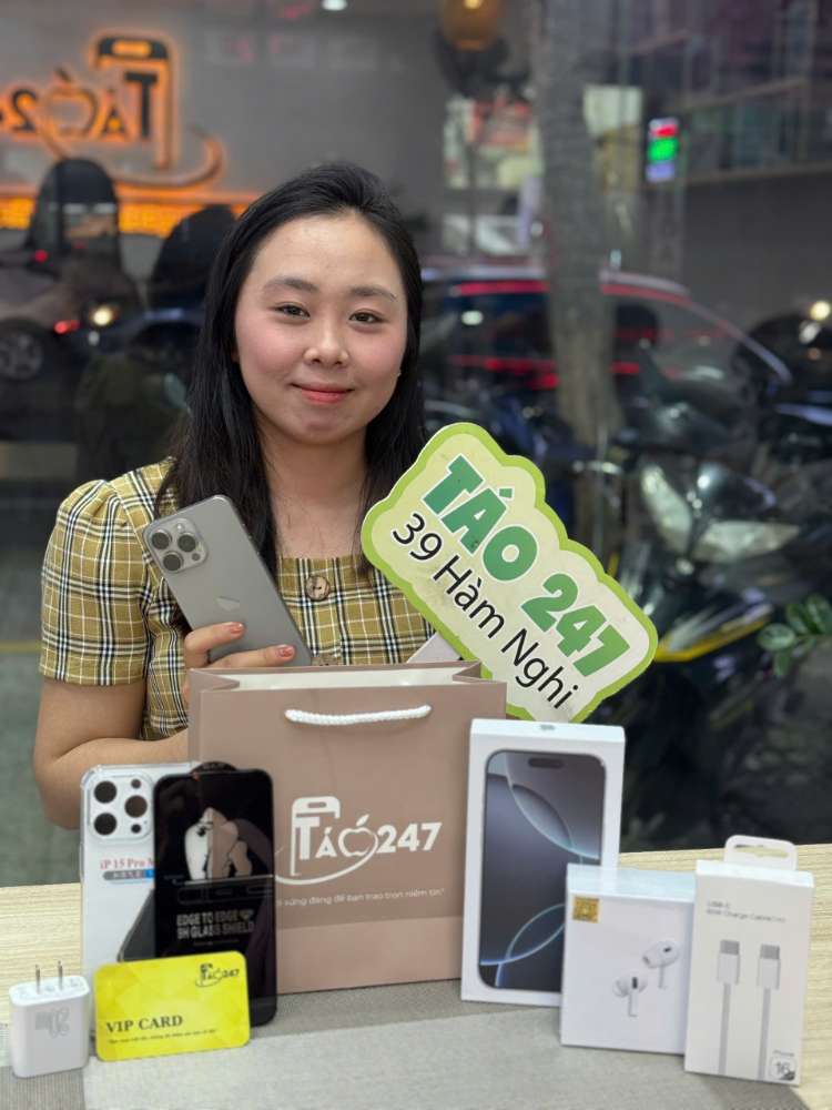Khách hàng nhận iPhone 15 Pro Max tại cửa hàng Táo 247 Đà Nẵng