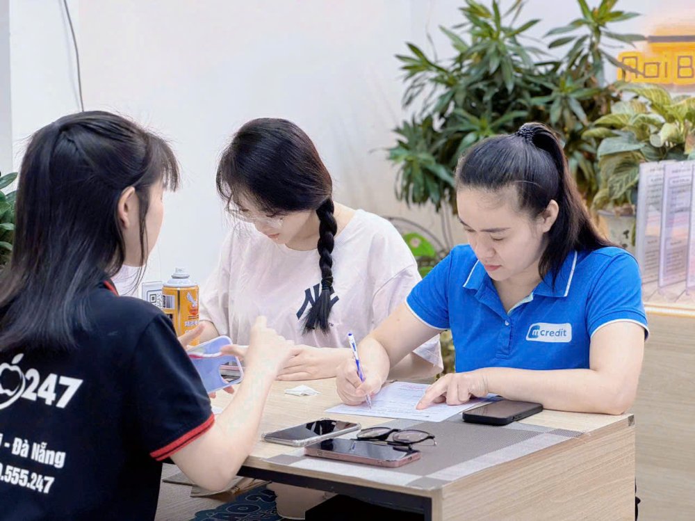 Nhân viên Táo 247 tư vấn khách mua iPhone tại cửa hàng iPhone uy tín Đà Nẵng