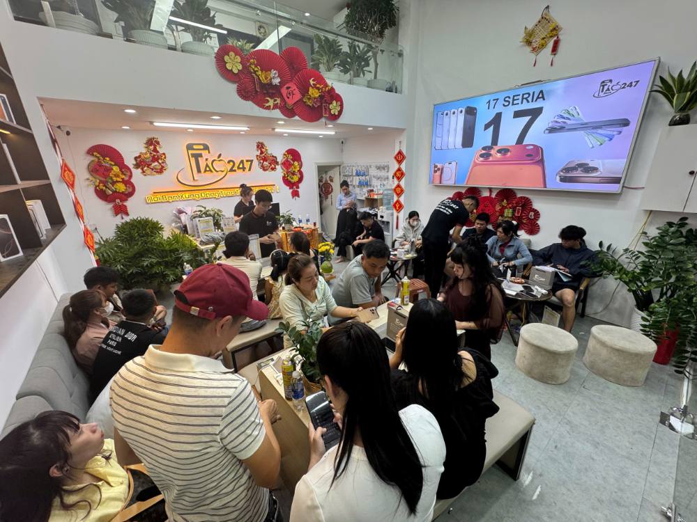 Khách hàng đông đúc mua iphone cũ đà nẵng tại cửa hàng Táo 247