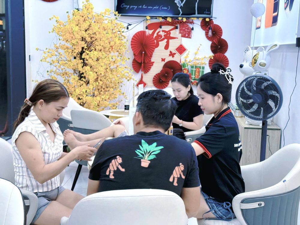 Khách hàng mua iphone cũ đà nẵng tại cửa hàng Táo 247 uy tín