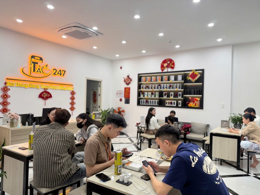 Khách hàng mua iphone 12 pro max cũ đà nẵng tại cửa hàng Táo 247