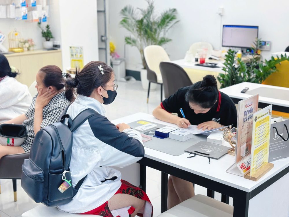 Khách hàng đang kiểm tra iphone cũ đà nẵng tại cửa hàng Táo 247