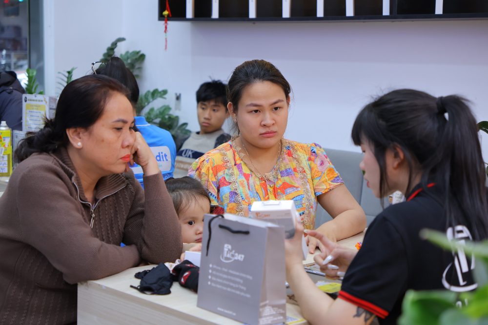 Khách hàng kiểm tra iphone cũ đà nẵng trước khi mua tại cửa hàng Táo 247