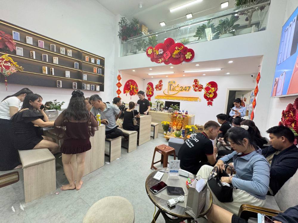Khách hàng mua iphone cũ đà nẵng tại cửa hàng Táo 247 uy tín giá tốt