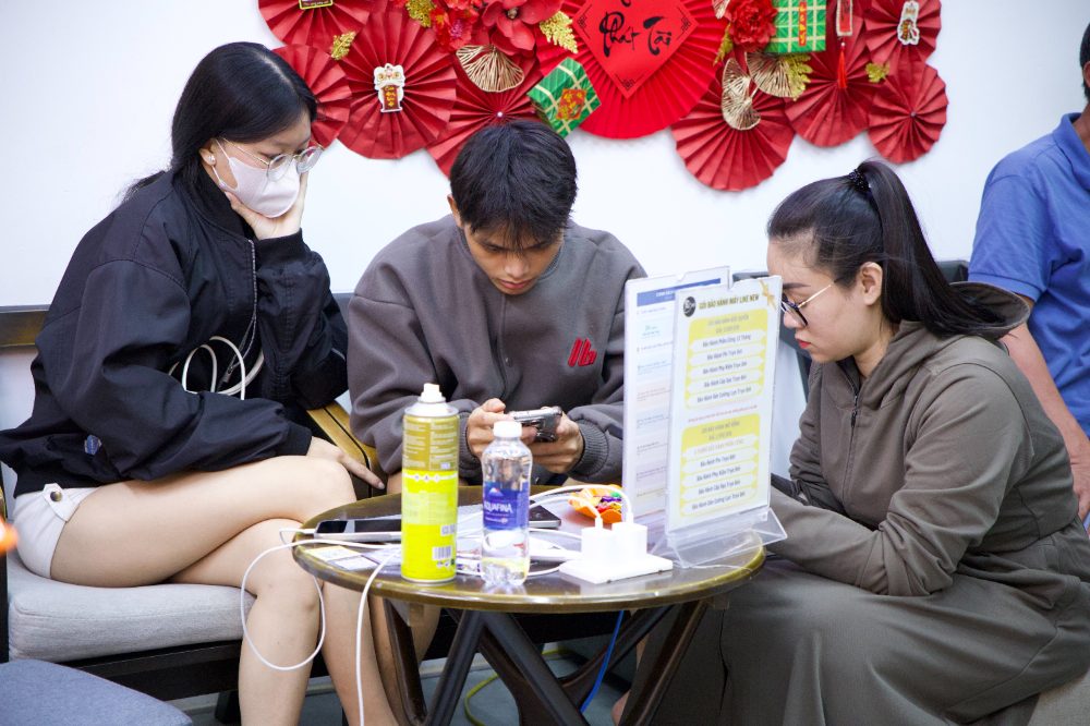 Khách hàng trải nghiệm mua iphone cũ đà nẵng tại cửa hàng Táo 247