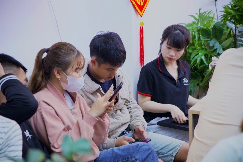 Khách hàng trải nghiệm iPhone cũ tại cửa hàng Táo 247 Đà Nẵng