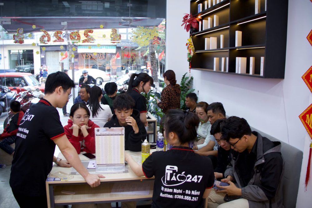 Khách hàng đến mua iphone cũ đà nẵng tại cửa hàng Táo 247