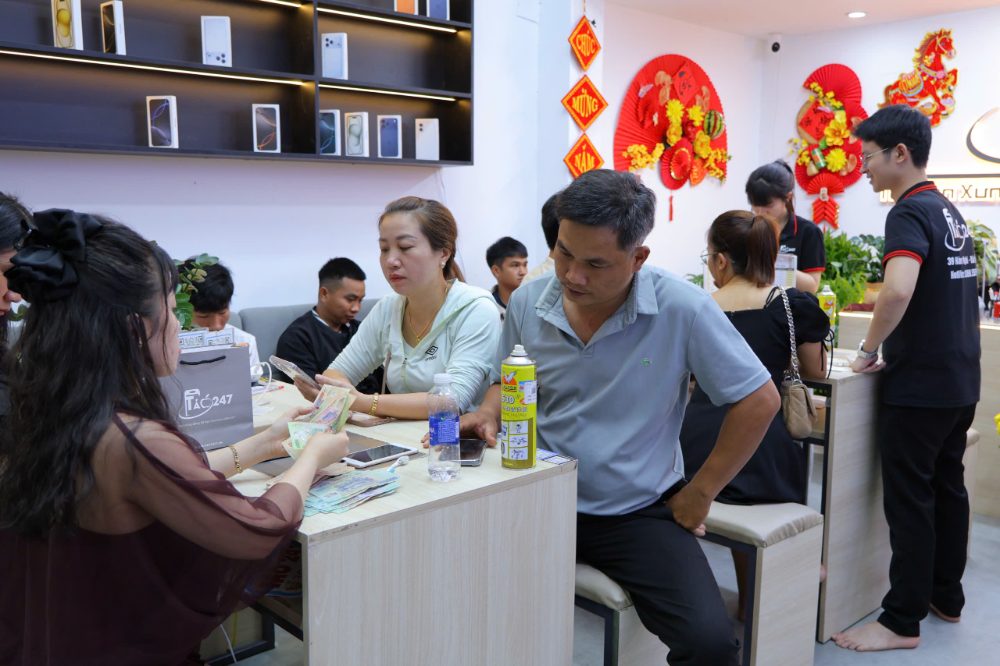 Khách hàng mua iPhone cũ tại cửa hàng Táo 247 Đà Nẵng