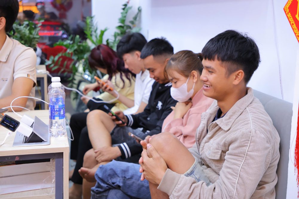 Khách hàng chờ mua iphone cũ đà nẵng tại cửa hàng Táo 247