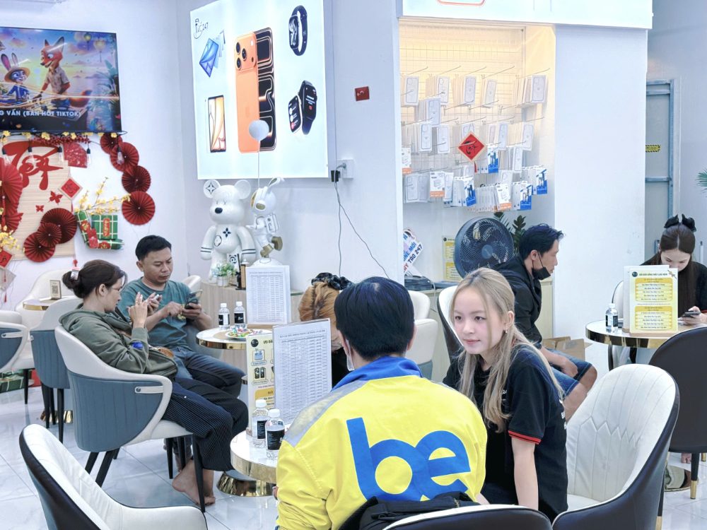 Khách hàng trải nghiệm iphone cũ đà nẵng tại cửa hàng Táo 247