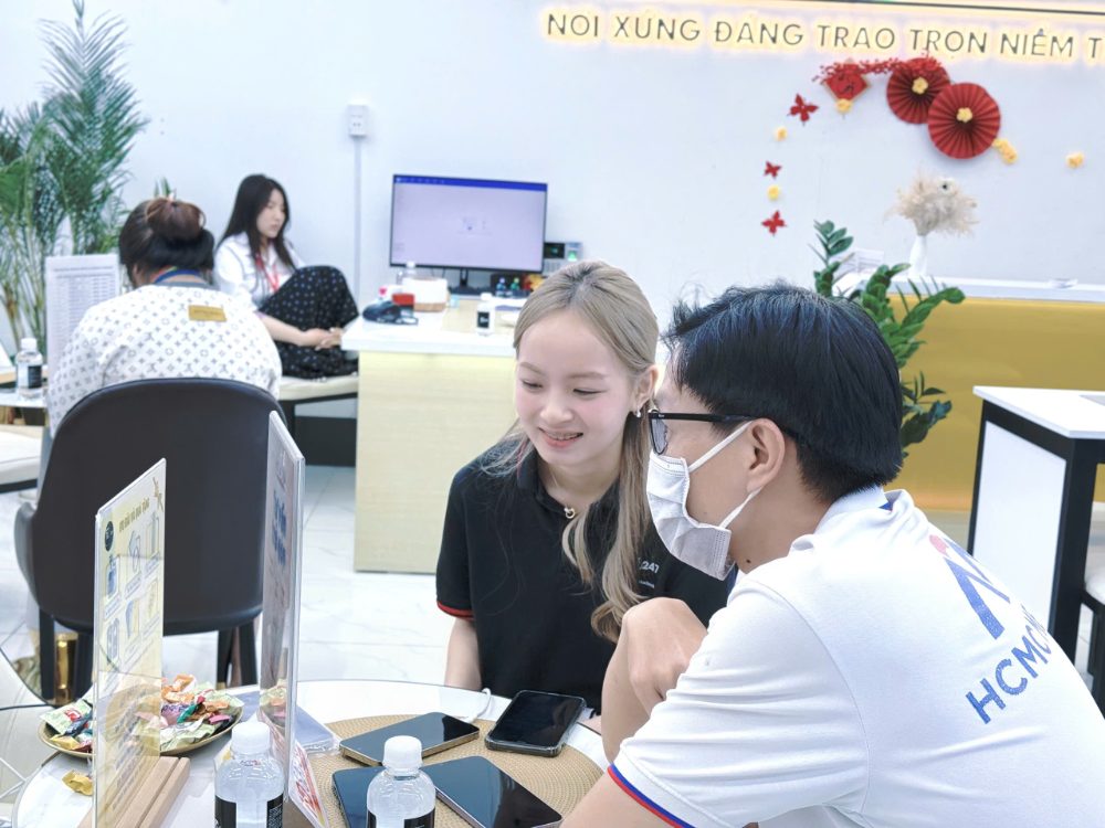 Nhân viên tư vấn khách hàng mua iphone cũ đà nẵng tại cửa hàng Táo 247