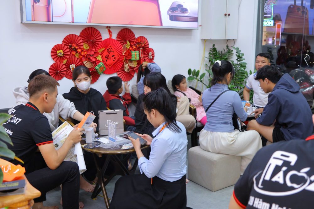 Khách hàng đông mua iphone cũ đà nẵng tại cửa hàng Táo 247