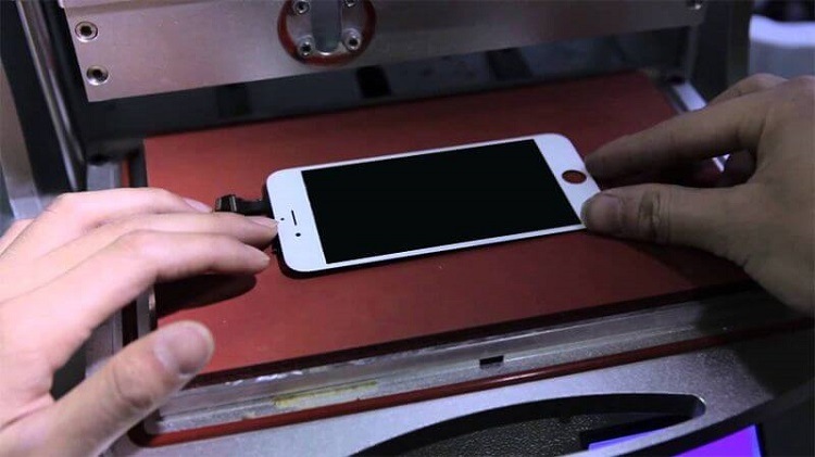 Kiểm tra màn hình iPhone sau khi ép kính tại Táo 247 Đà Nẵng