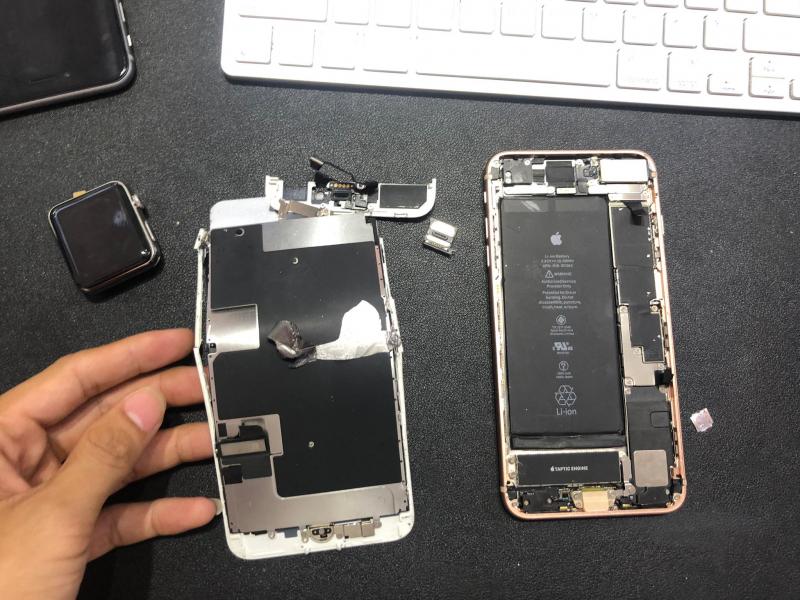 Mặt kính iPhone bị vỡ được tháo ra để ép kính tại Táo 247 Đà Nẵng